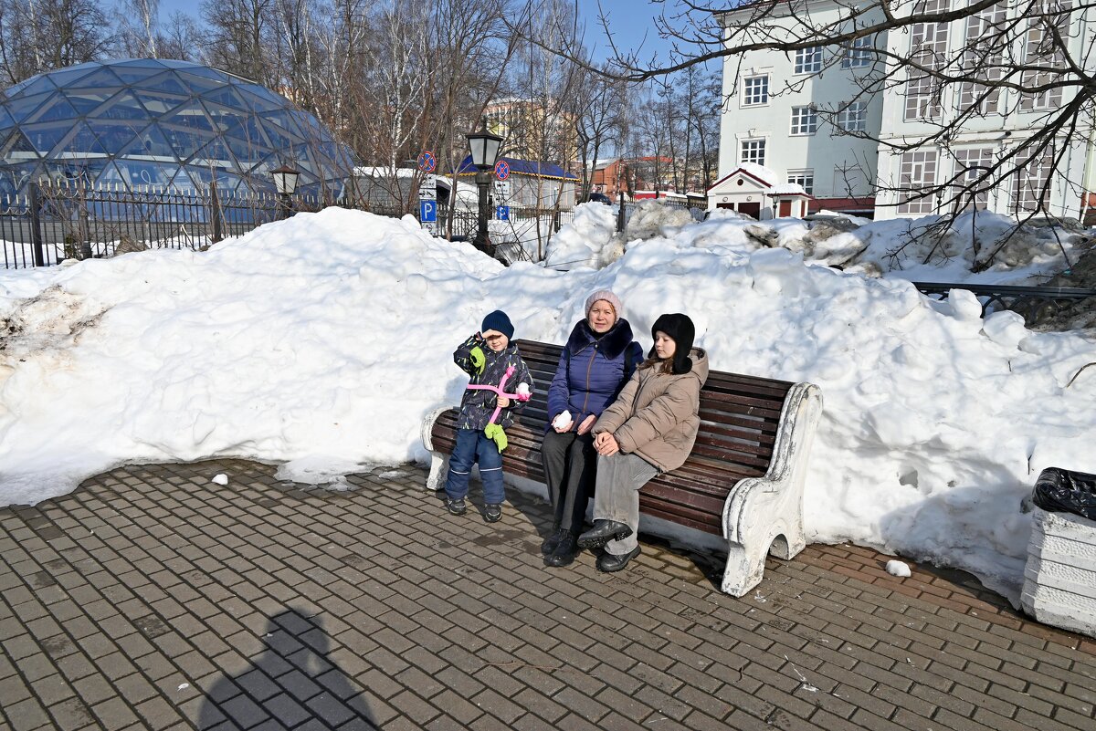 На оттаевшей скамейке. - ВикТор Быстров