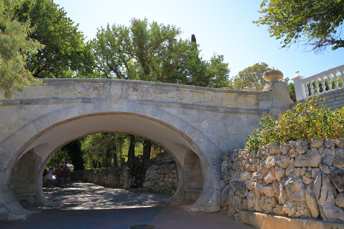 Мостик с гротами в приморском парке - Леонид 