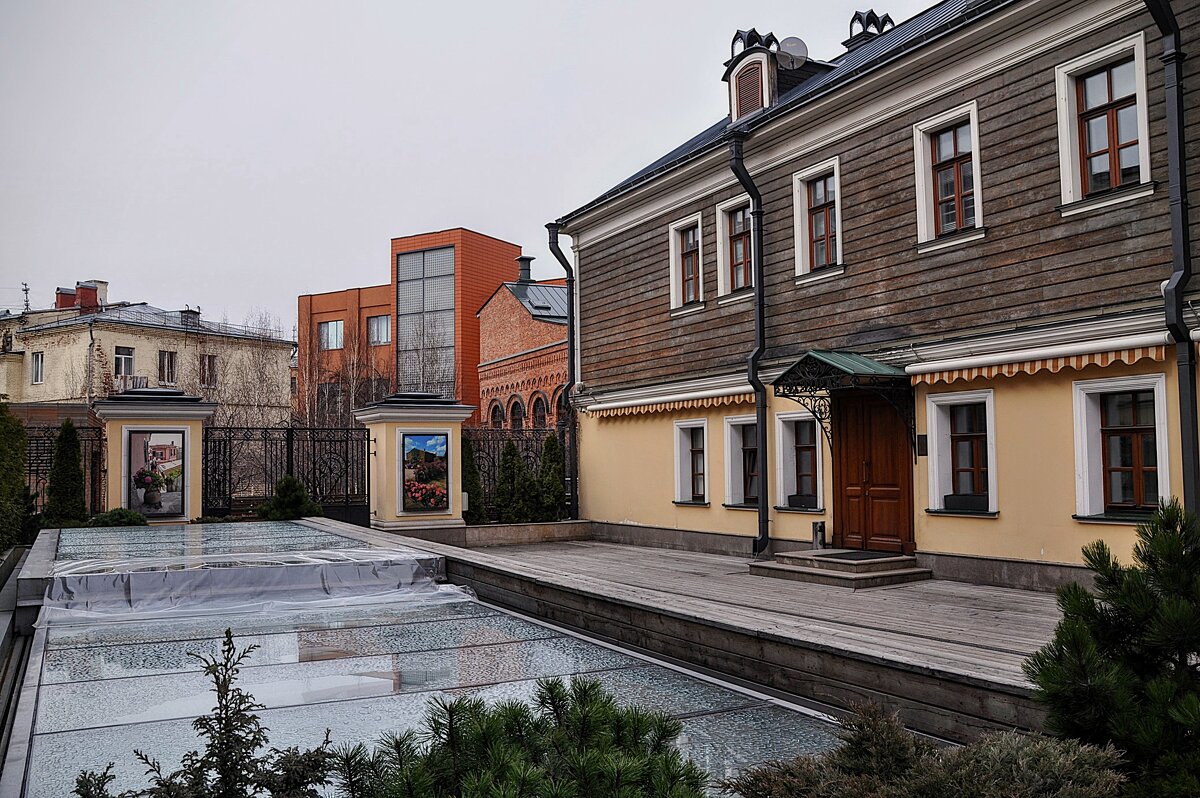 Внутренний дворик ресторана Пестово - Анатолий Колосов