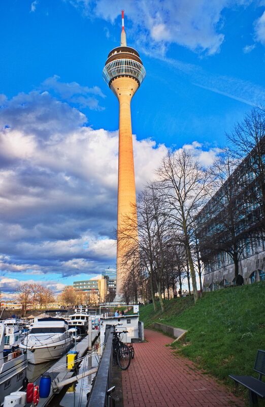 *** - Witalij Löwin