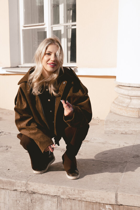 Девушка сидит на корточках - Илья Шенгелия