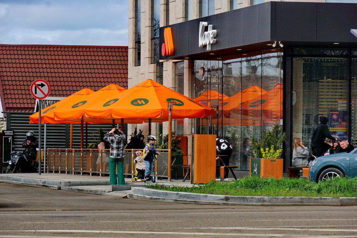 У кафе... - Николай Саржанов