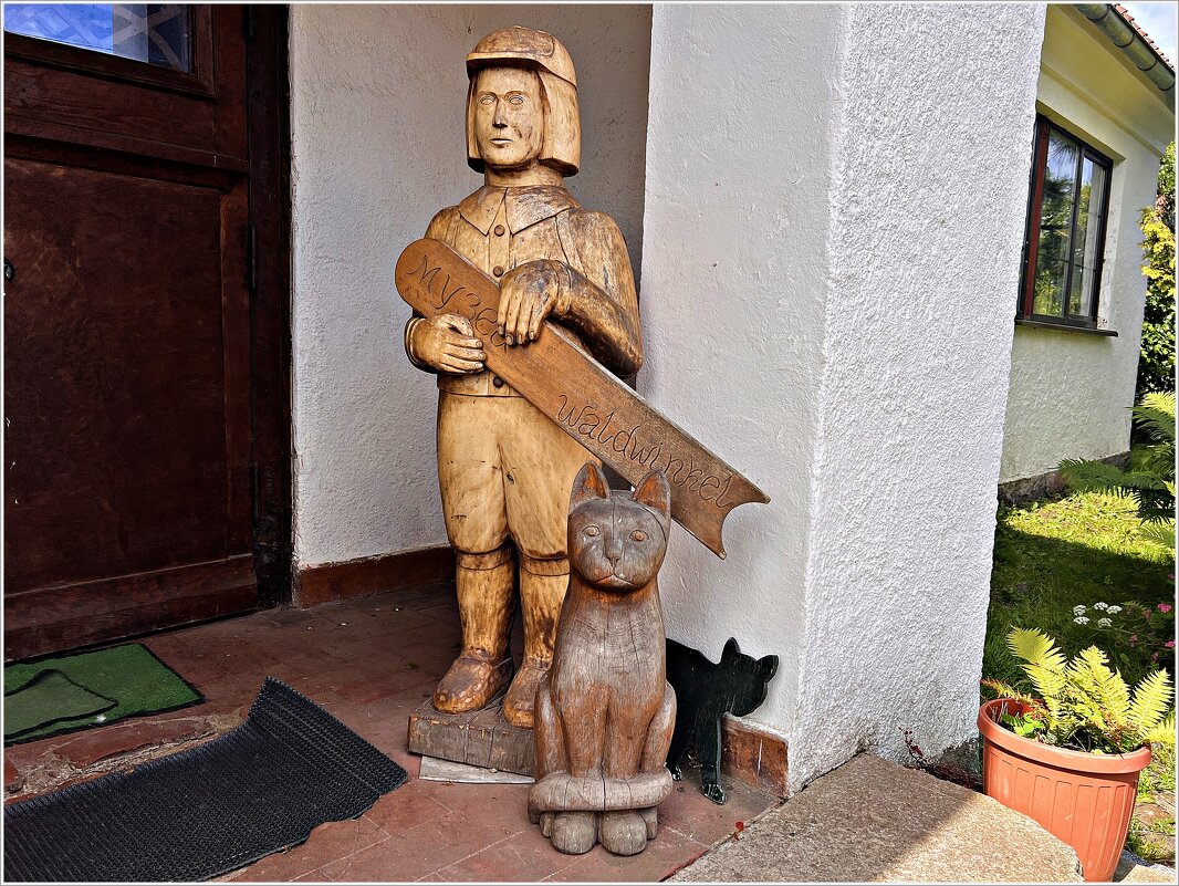 У входа в музей. - Валерия Комова У входа в музей. - Валерия Комова