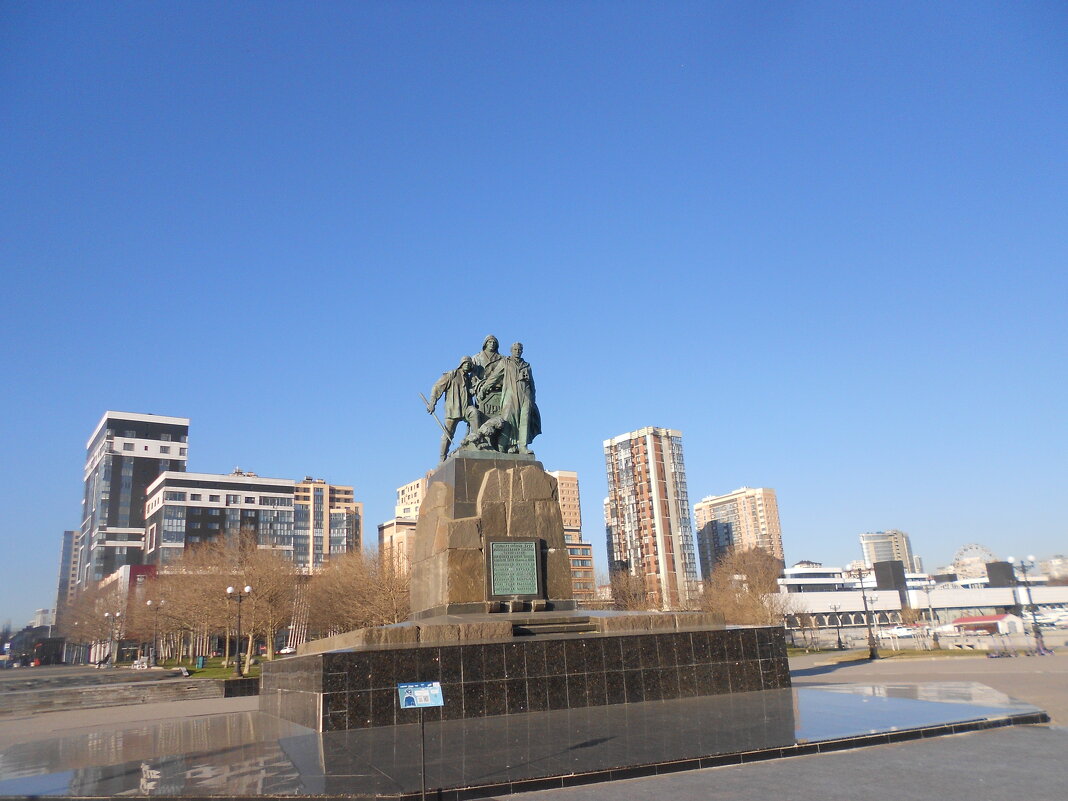 Новороссийск. памятник погибшим рыбакам сейнера Урюп - Елена Шаламова