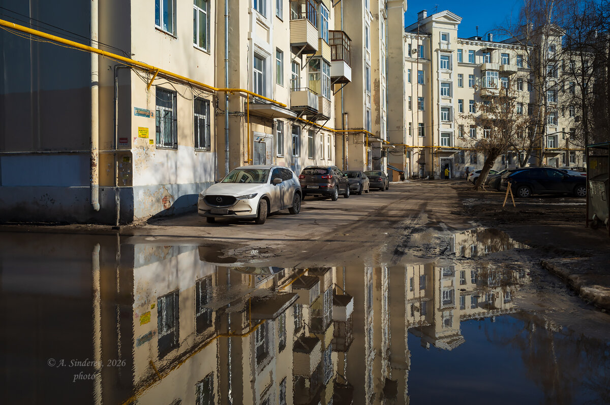 Отражение дома в весенней луже - Александр Синдерёв