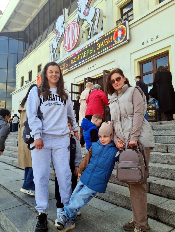 Культпоход в цирк - Ольга Довженко Культпоход в цирк - Ольга Довженко