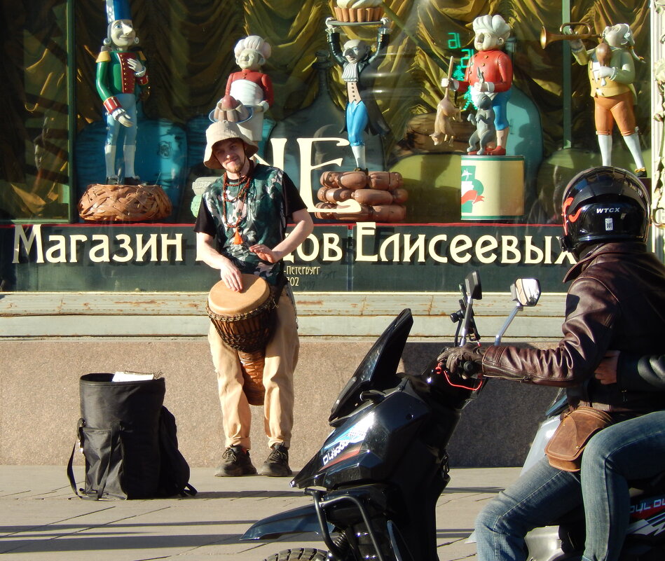 Барабанщик на Невском проспекте - Магомед .