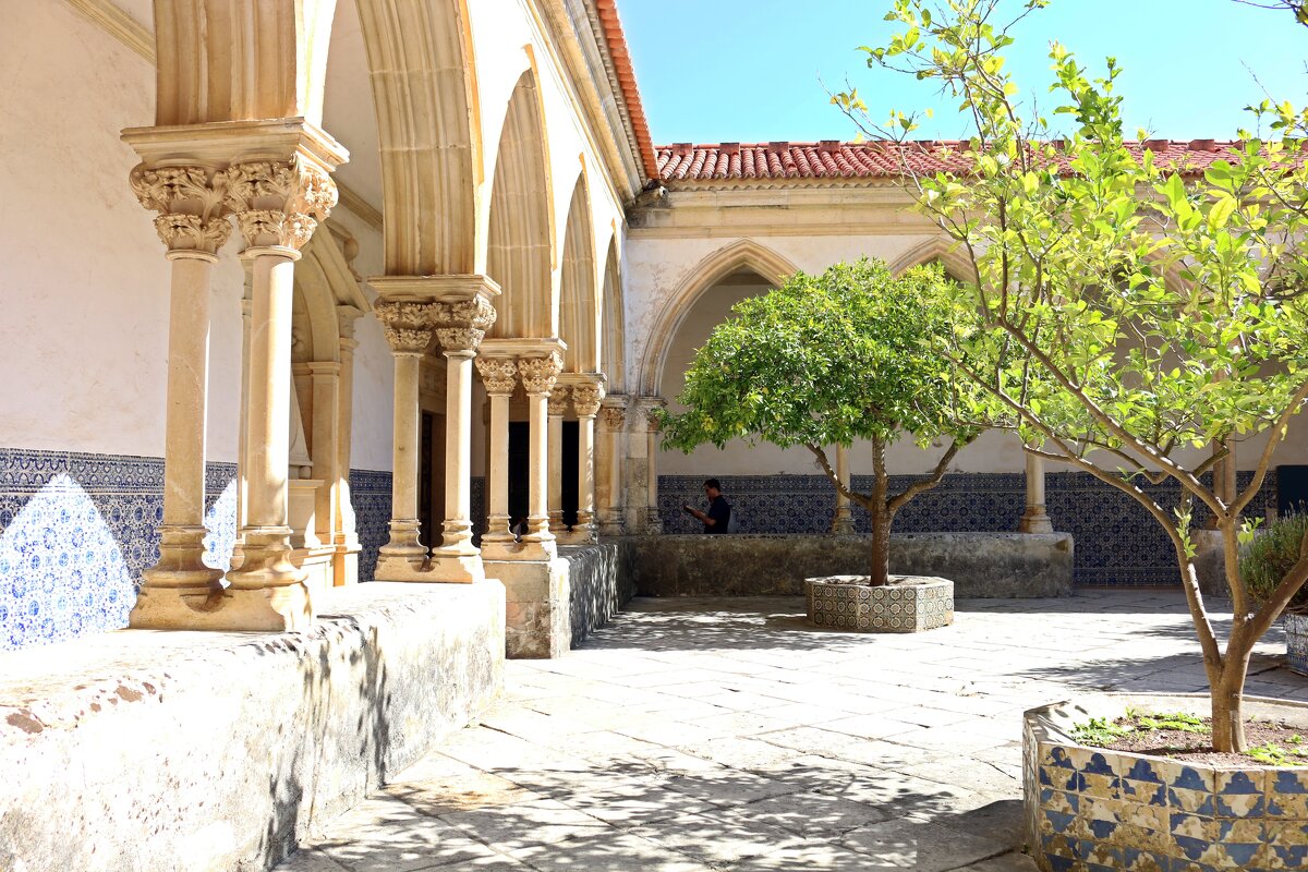 Дворик собора в Эворе - Ольга Дворик собора в Эворе - Ольга