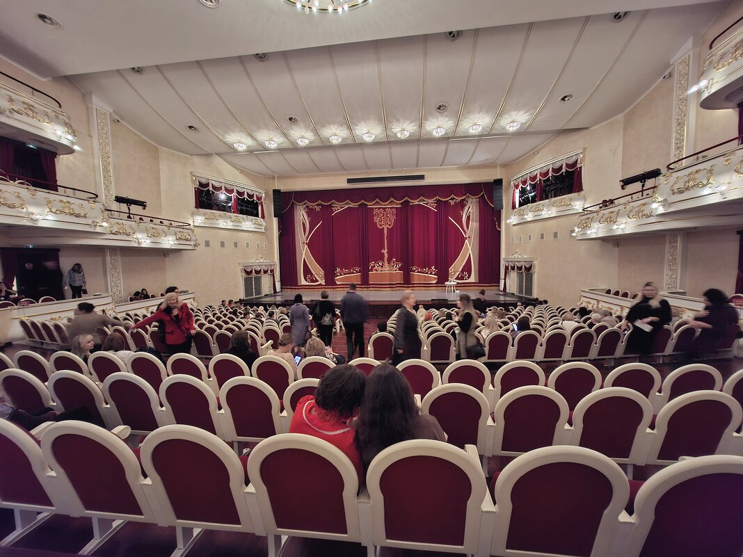 В театре оперы и балета им Яушева. - ИРЭН@ .