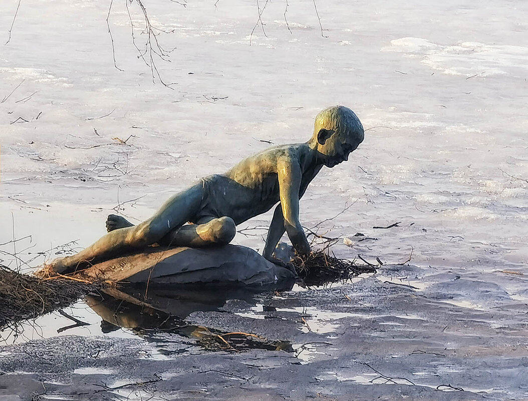 Одна из фигурок мальчиков, ловящих рыбу. - Лилия *