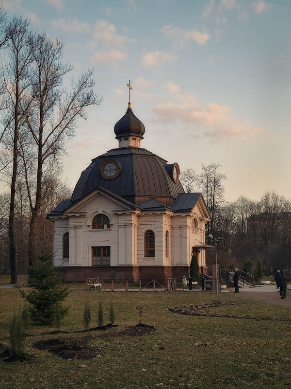 Часовня - мемориал "Всех Святых в земле Российской просиявших". Парк Победы. СПб. - Лилия *