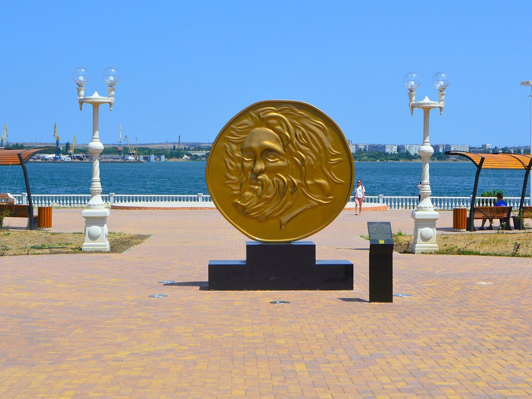 Керчь. Скульптура «Золотой статер». - Пётр Чернега