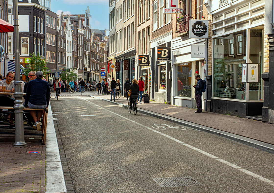 Шумная улица Амстердама. - Lucy Schneider Шумная улица Амстердама. - Lucy Schneider