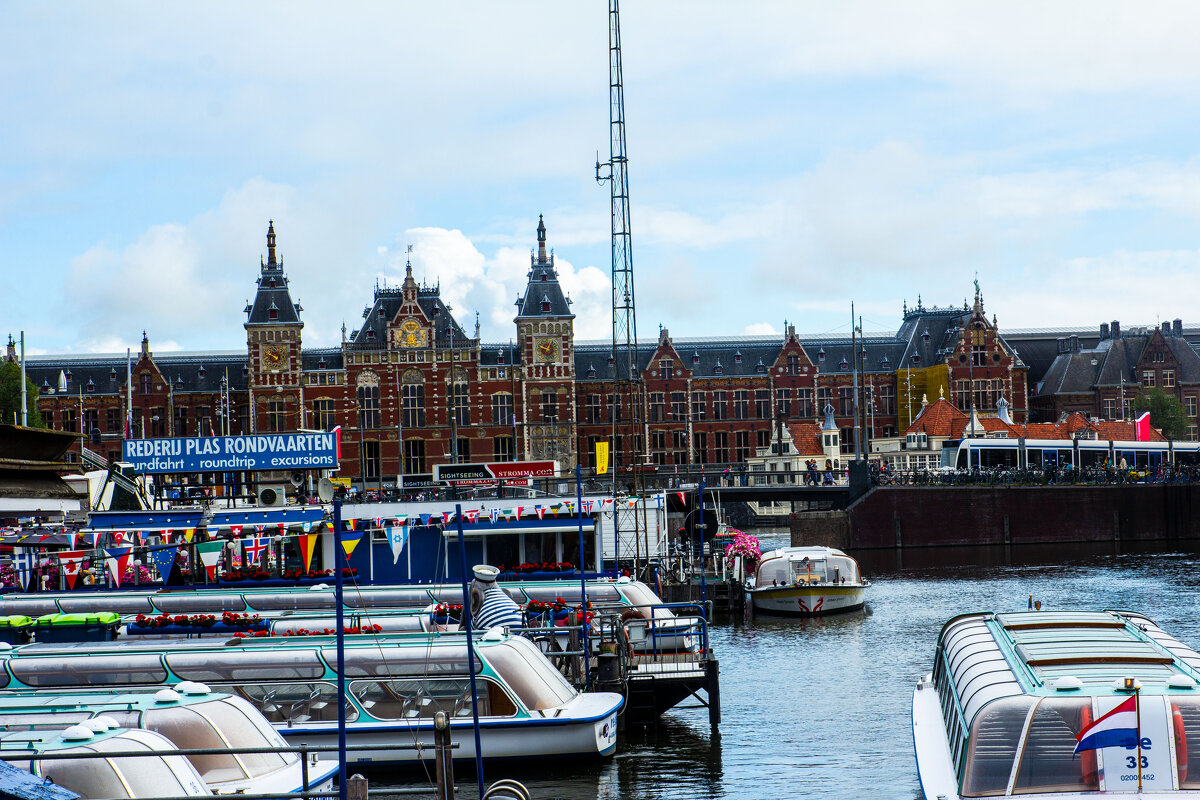 ЖД вокзал в Амстердаме. - Lucy Schneider ЖД вокзал в Амстердаме. - Lucy Schneider