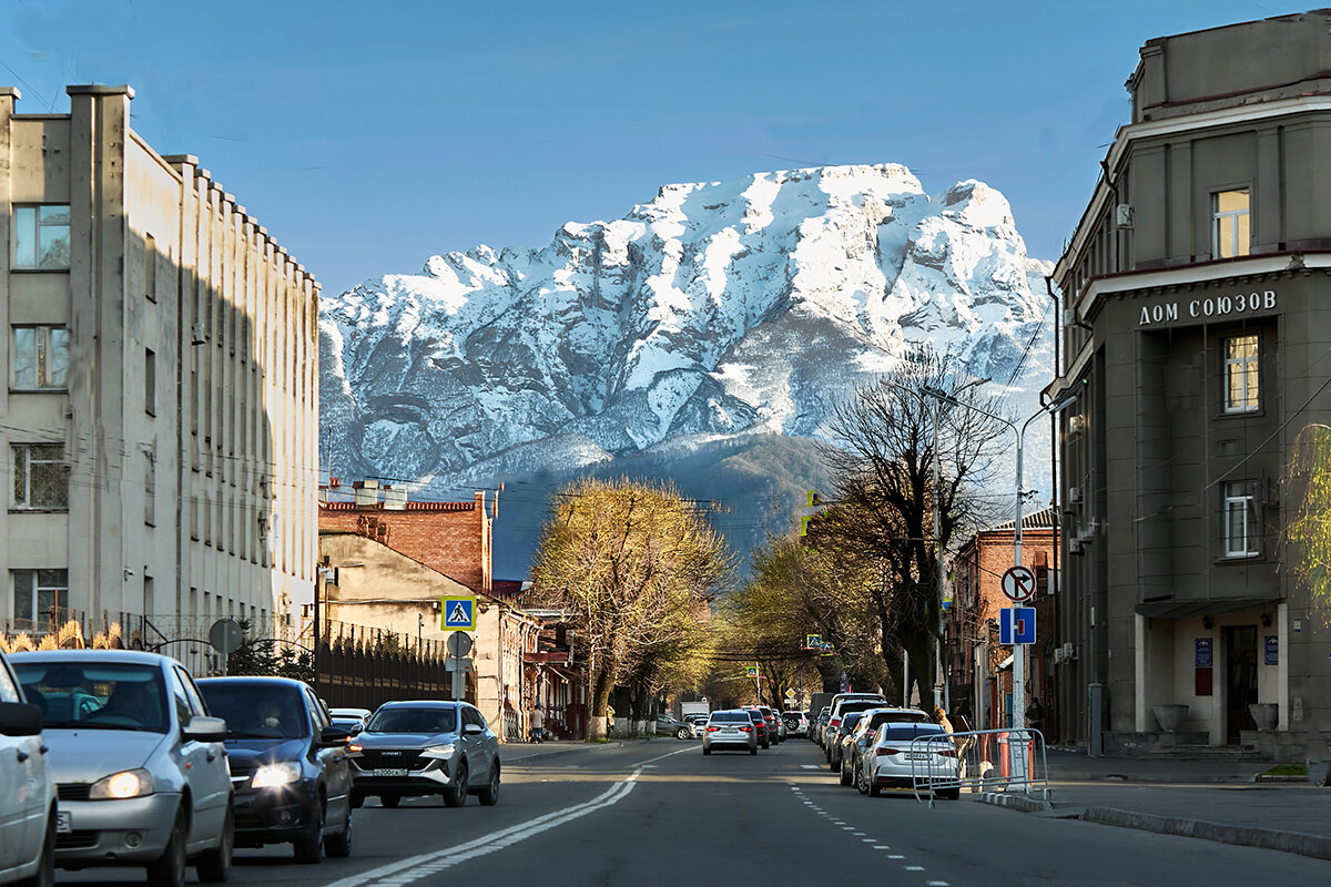 Городской пейзаж Владикавказа  весной. Гора Столовая (3000м). - Олег Стасенко