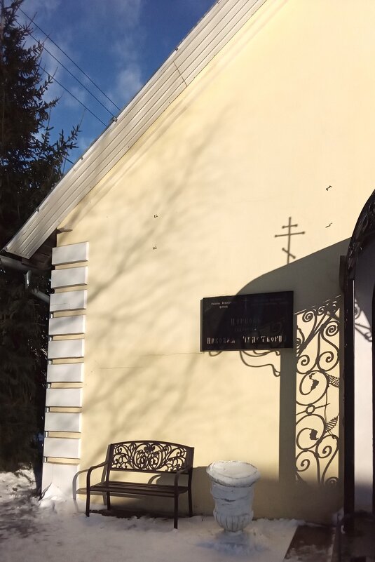 Скамейка у  церкви - Фотогруппа Весна