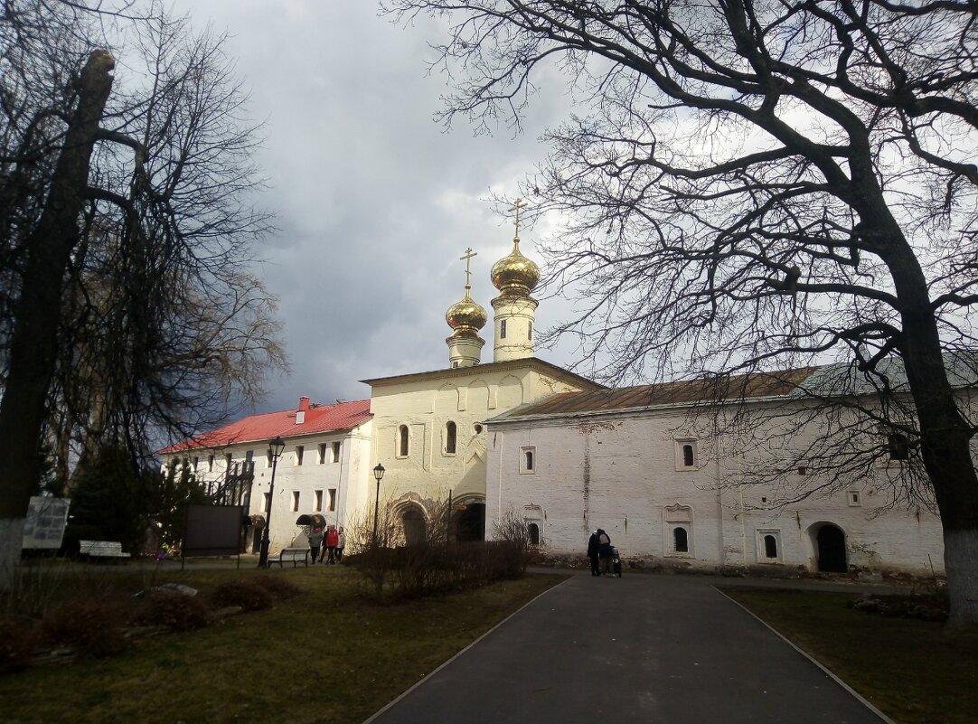 весений день в монастыре - Сергей Кочнев