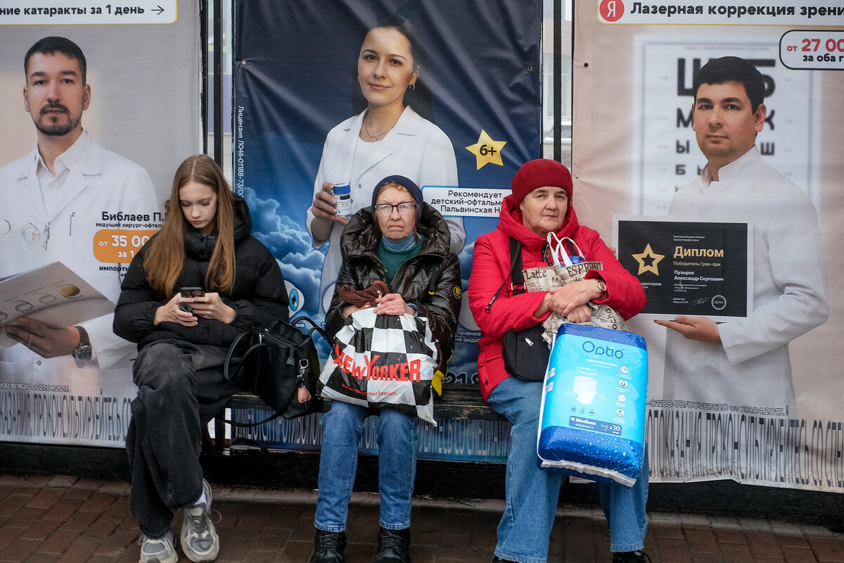 На остановке... - Влад Никишин