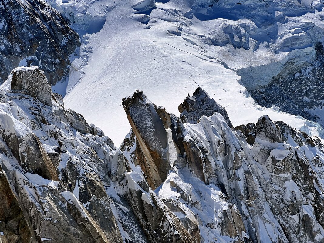 Эгюий-дю-Миди — горная вершина во Франции, Верхняя Савойя Высота пика 3842 м. - "The Natural World" Александер Эгюий-дю-Миди — горная вершина во Франции, Верхняя Савойя Высота пика 3842 м. - "The Natural World" Александер