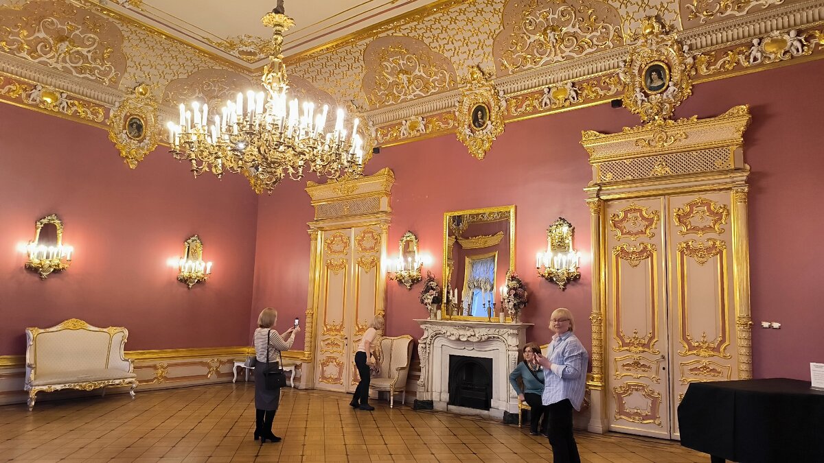 В залах театра музыкальной комедии. - Ольга 