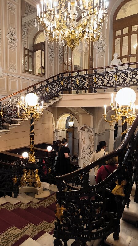 В театре музыкальной комедии. - Ольга В театре музыкальной комедии. - Ольга