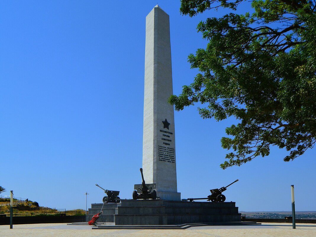 Керчь. Обелиск Славы Бессмертным Героям. - Пётр Чернега Керчь. Обелиск Славы Бессмертным Героям. - Пётр Чернега