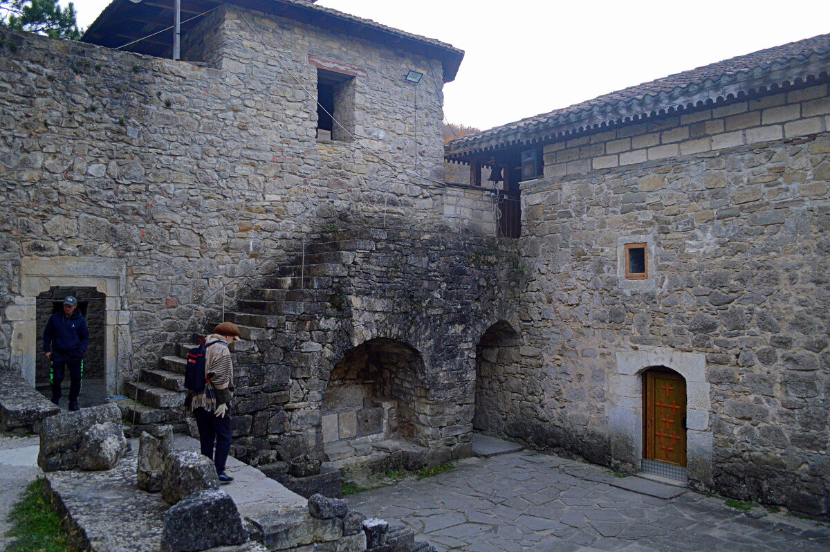 Двор армянского храма Сурб-Ншан (Святое Знамение) - Татьяна Лютаева Двор армянского храма Сурб-Ншан (Святое Знамение) - Татьяна Лютаева