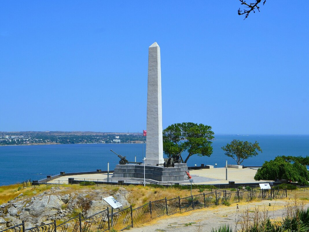 Керчь. Обелиск Славы на фоне Керченской бухты и Керченского пролива. - Пётр Чернега