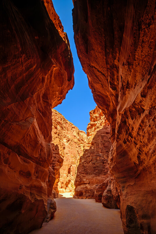 Каньон Эль-Сик. Место съемки фильма "Индиана Джонс и последний крестовый поход". Петра. Ио - Павел Сытилин Каньон Эль-Сик. Место съемки фильма "Индиана Джонс и последний крестовый поход". Петра. Ио - Павел Сытилин