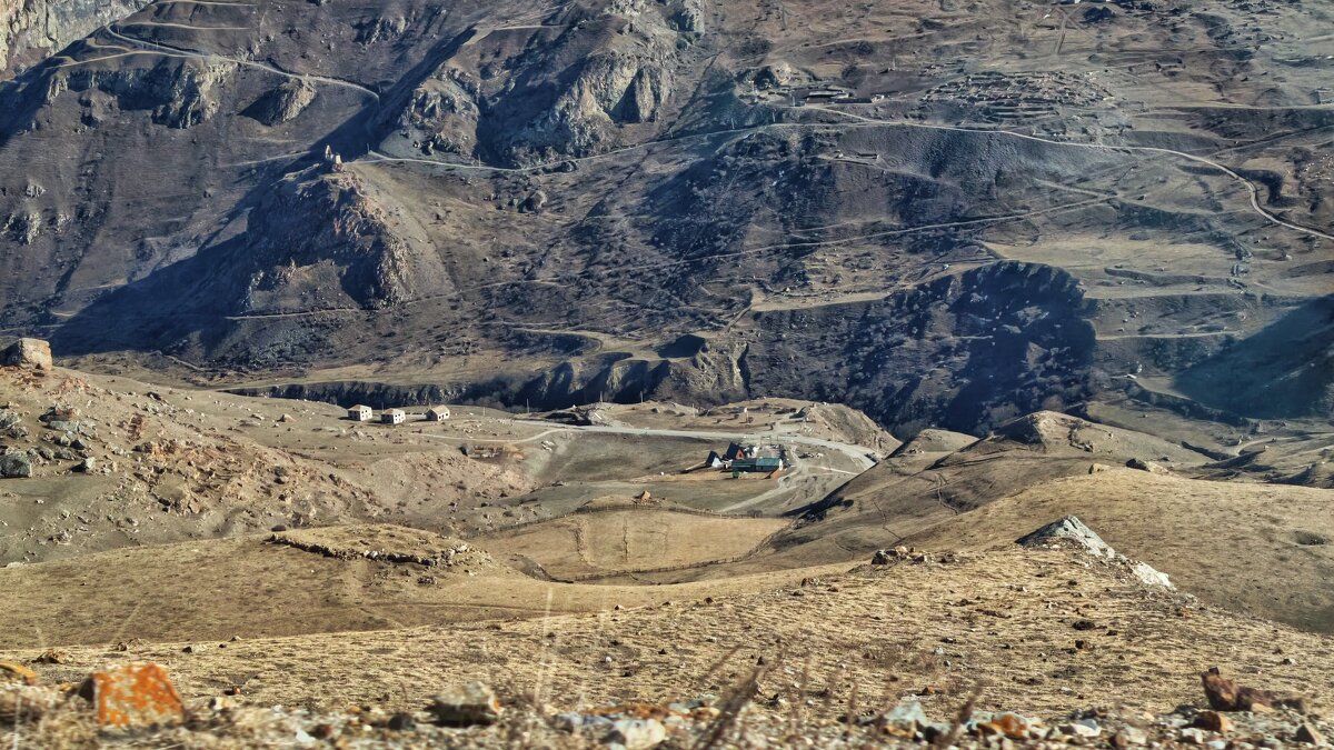 Вид с горы на альплагерь в долине - Мариша Тим