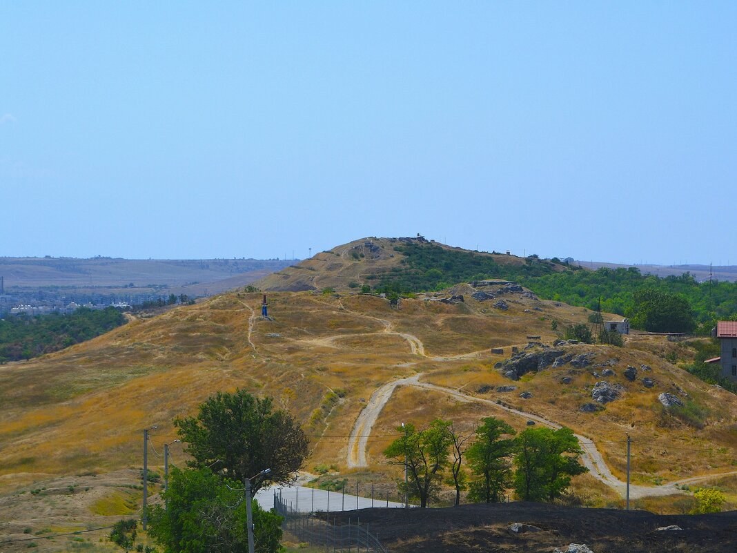 Керчь. Вершина холма «Второе кресло Митридата». - Пётр Чернега Керчь. Вершина холма «Второе кресло Митридата». - Пётр Чернега