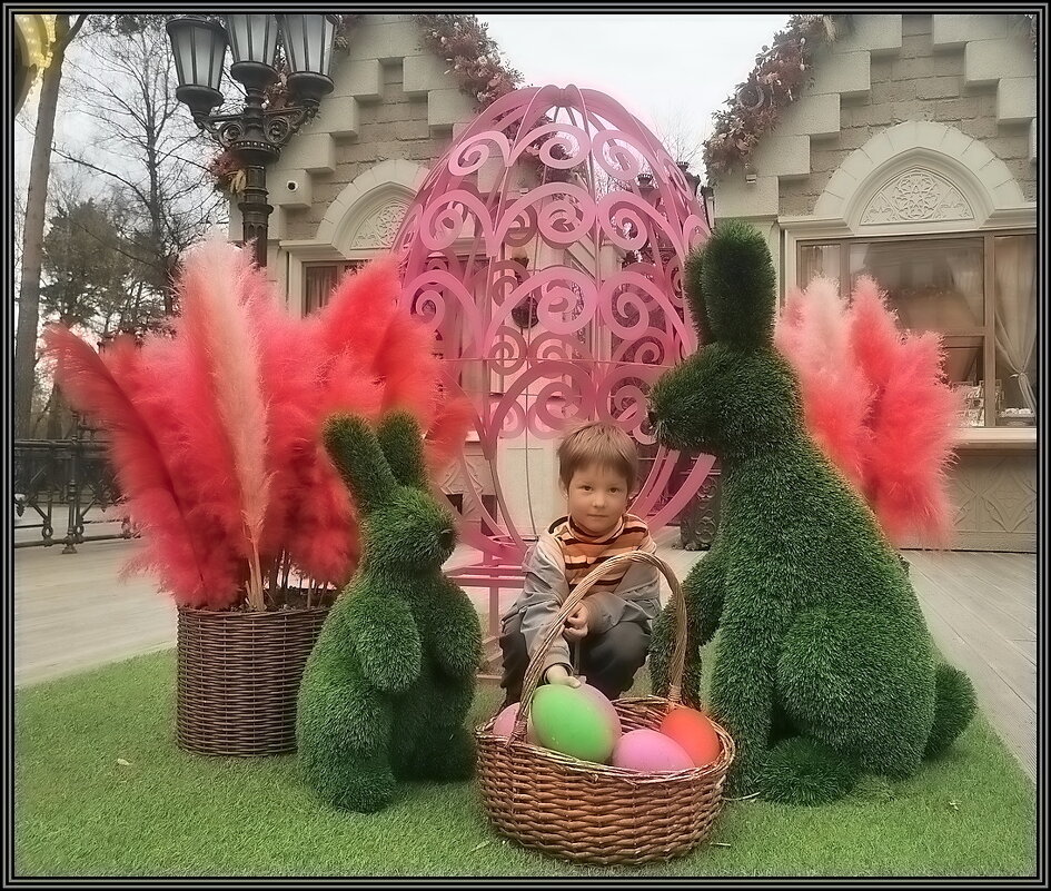 Тима среди пасхальных инсталляцей - Ольга Довженко