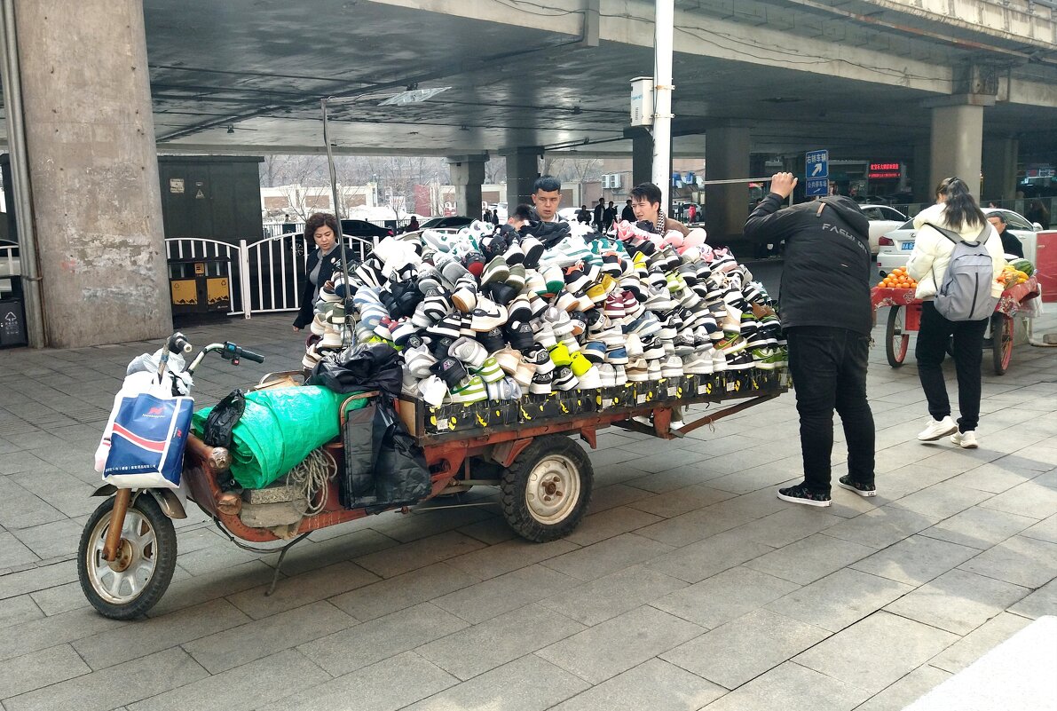 Выехал мужик продавать кроссовки... - Игорь Матвеев 