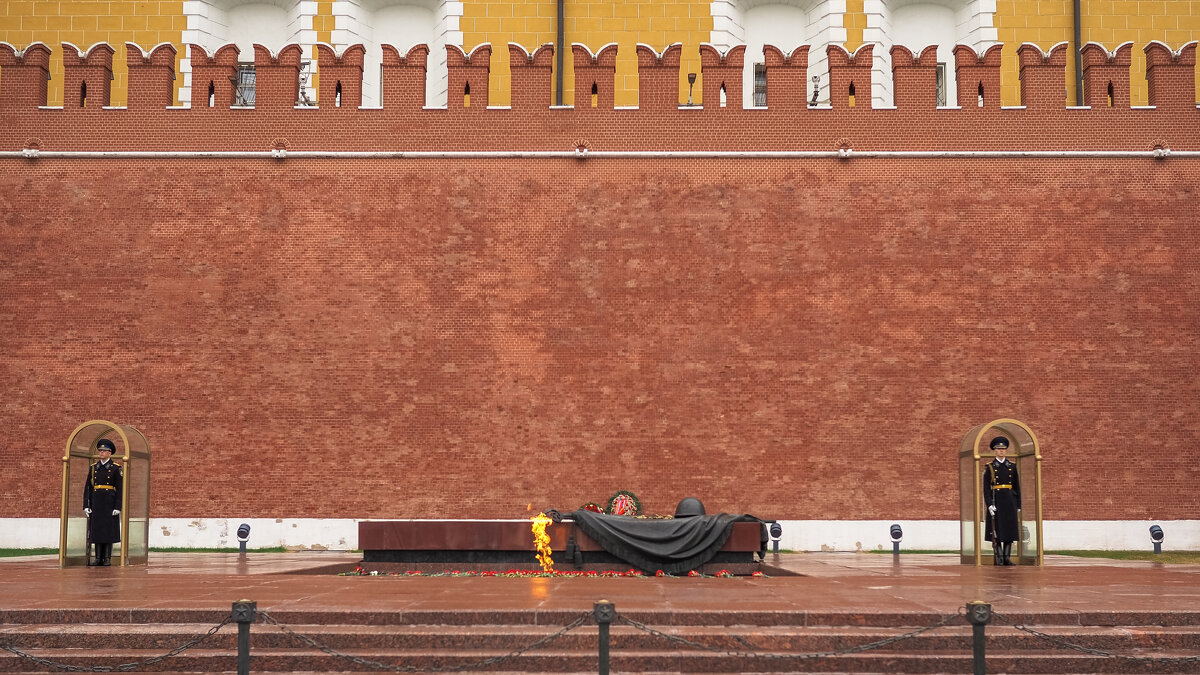 У Кремлёвской Стены - юрий поляков