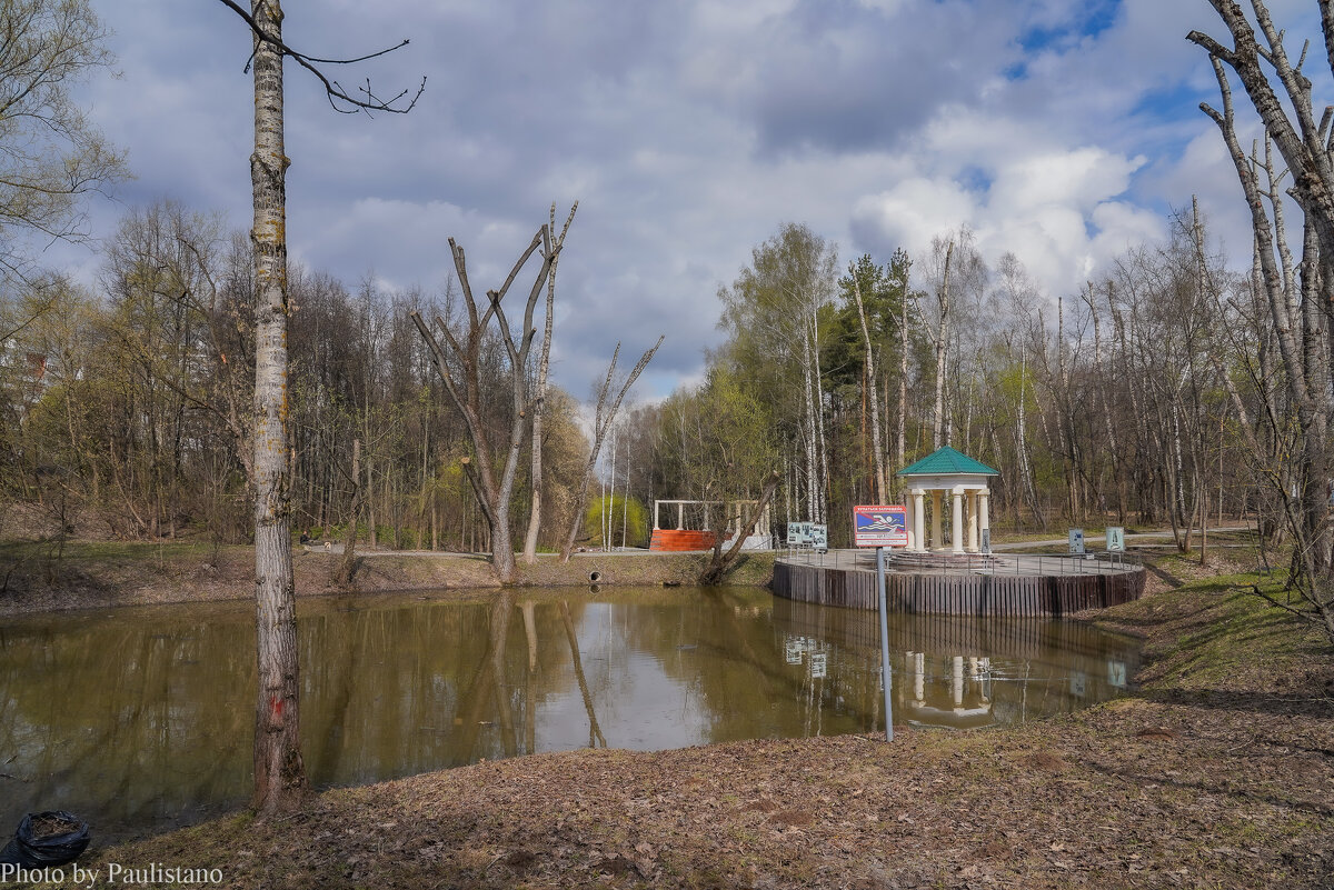 В весеннем парке... - Владимир Жданов