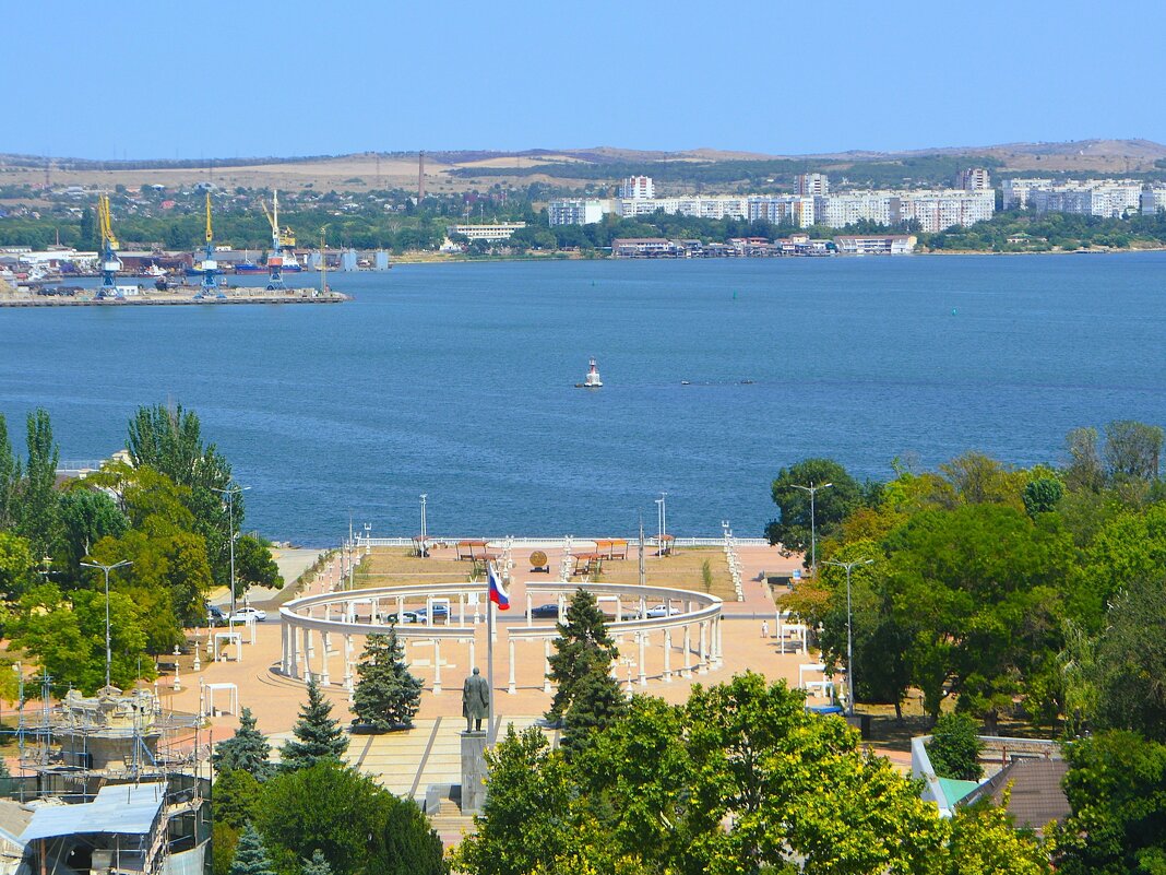Керчь. Площадь Ленина, сквер «Монетка» и Керченская бухта (вид с Большой Митридатской лестницы). - Пётр Чернега