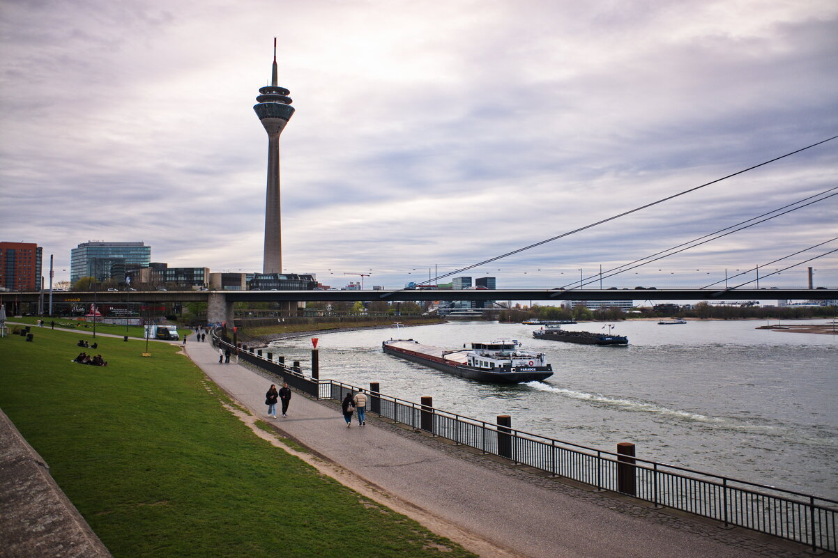 *** - Witalij Löwin