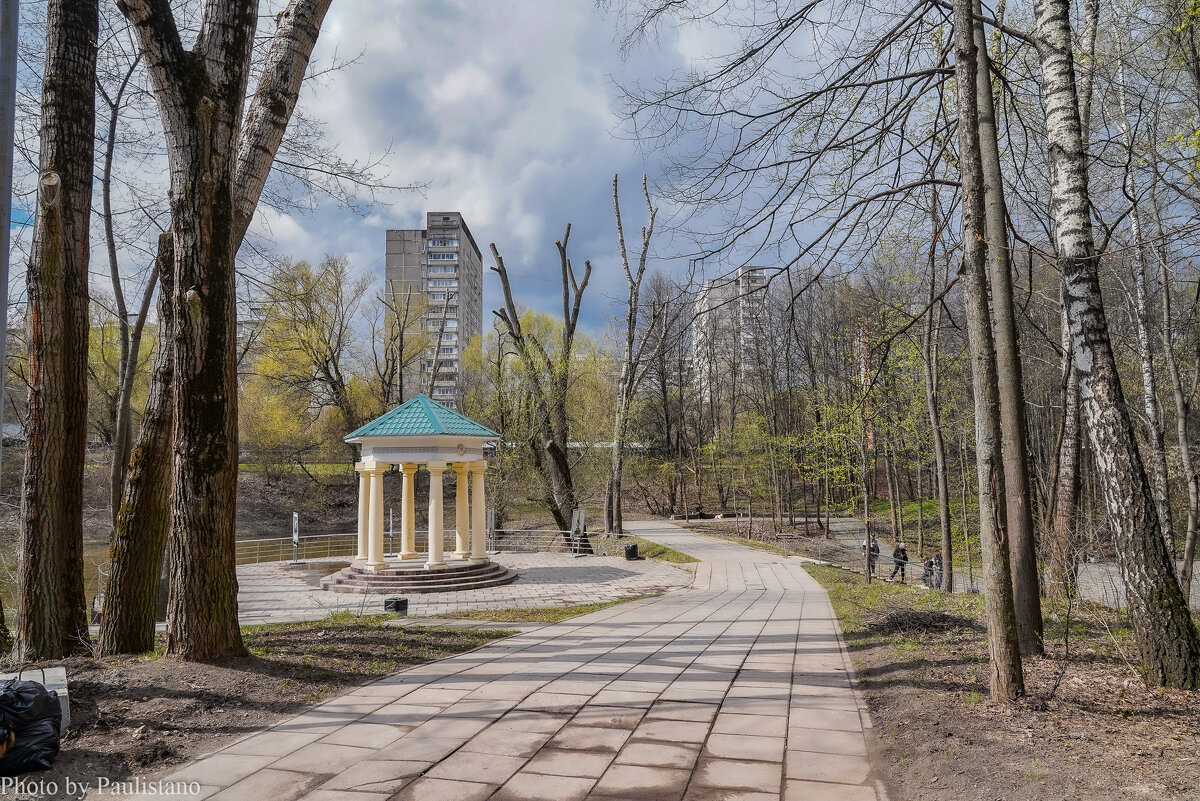 В весеннем парке... - Владимир Жданов