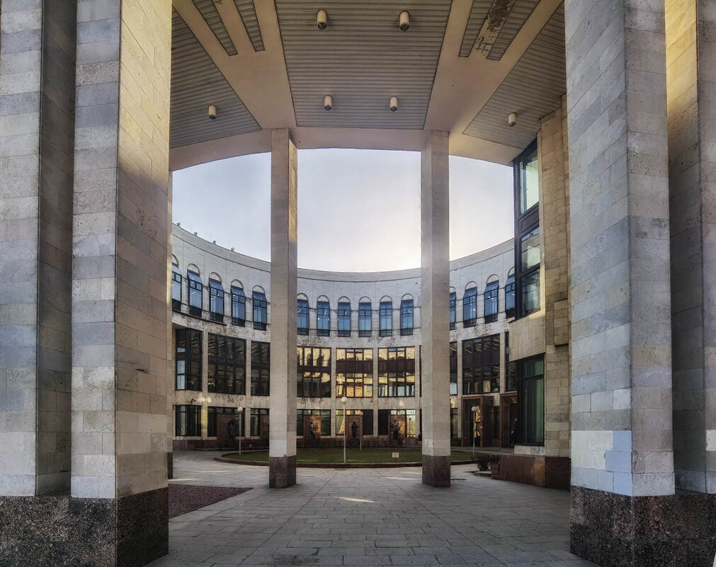 Российская национальная библиотека. Санкт - Петербург. - Лилия *