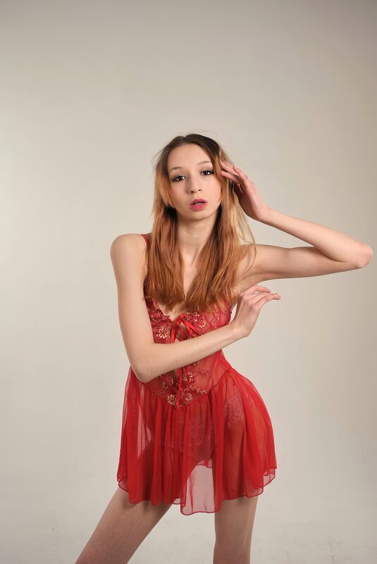 Это красное платье для чего ты надела? - And I go