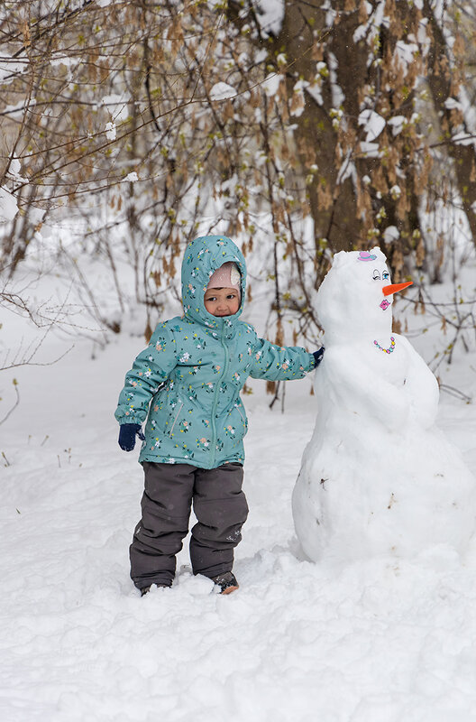 Апрельский снеговик и малыш - Александр Синдерёв