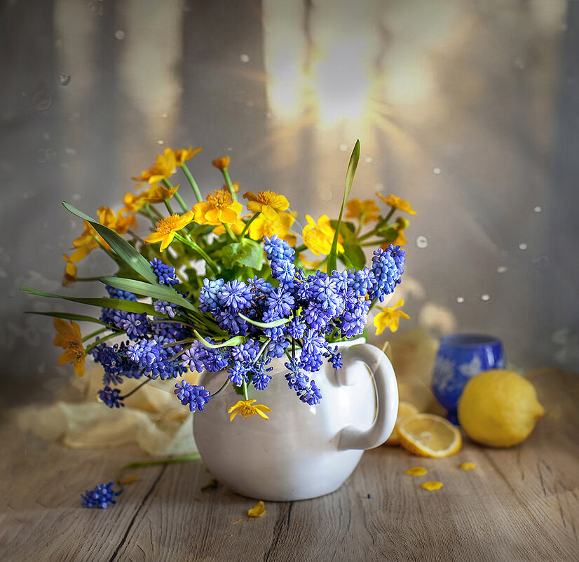 Весеннее утро с солнцем, лютиками и мускариками. - Bosanat 