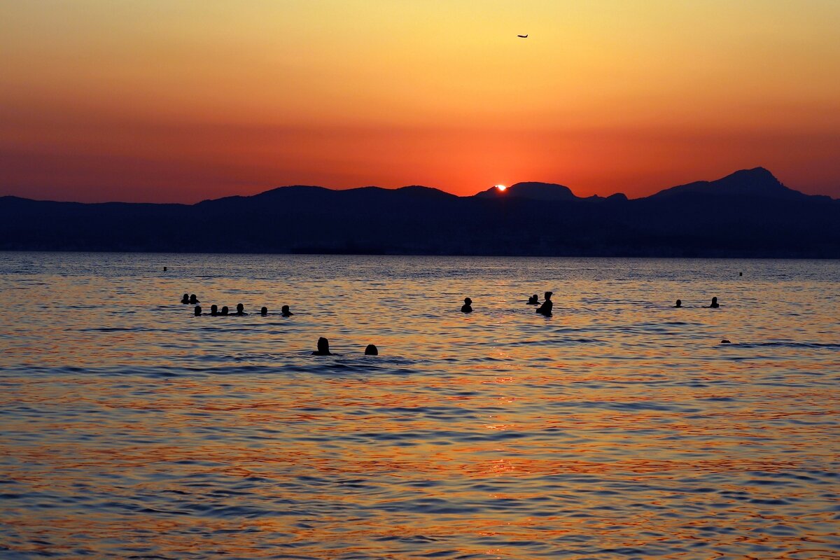 Купание при заходящем солнце - Юрий. Шмаков