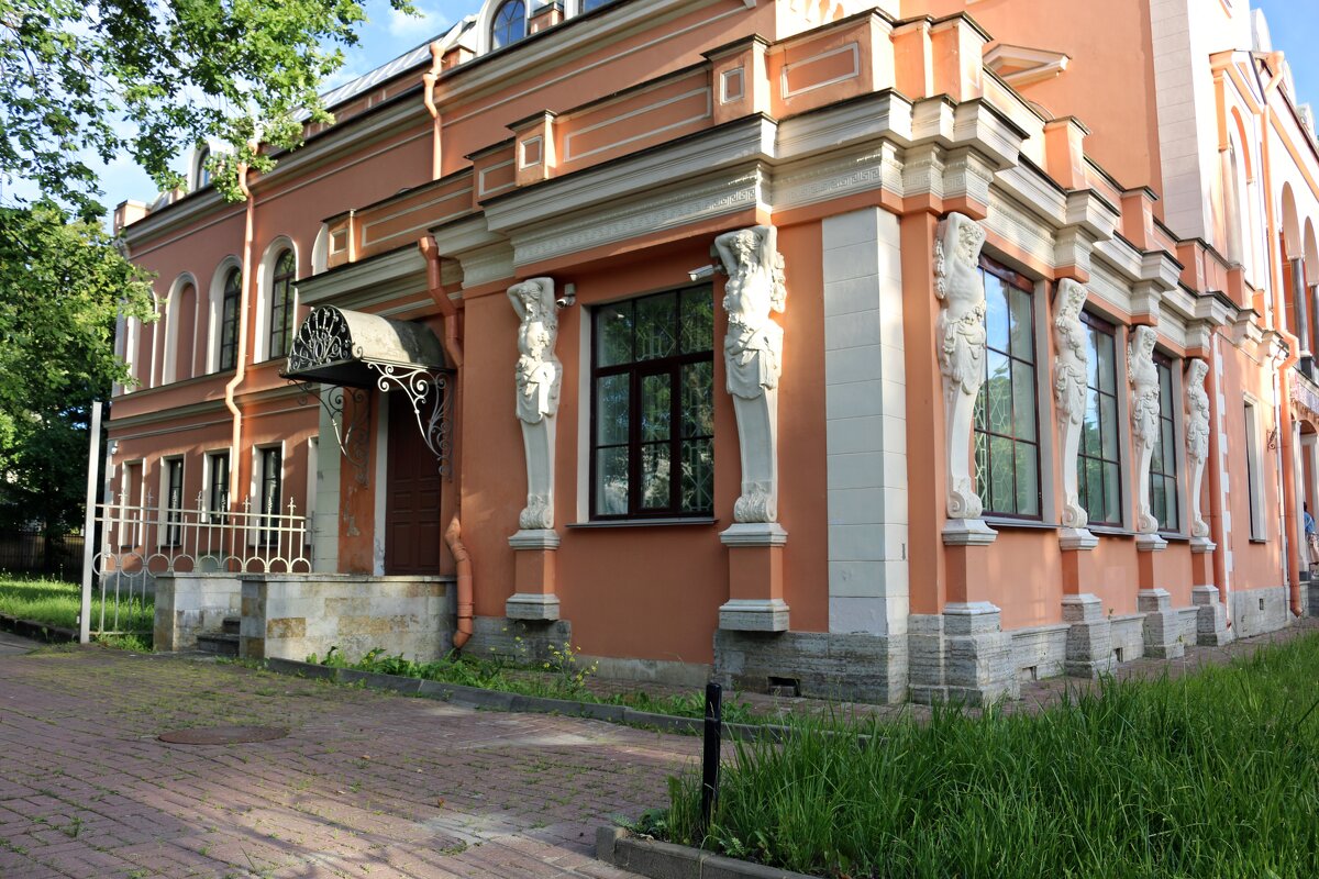 На улочках Петергофа - Ольга 