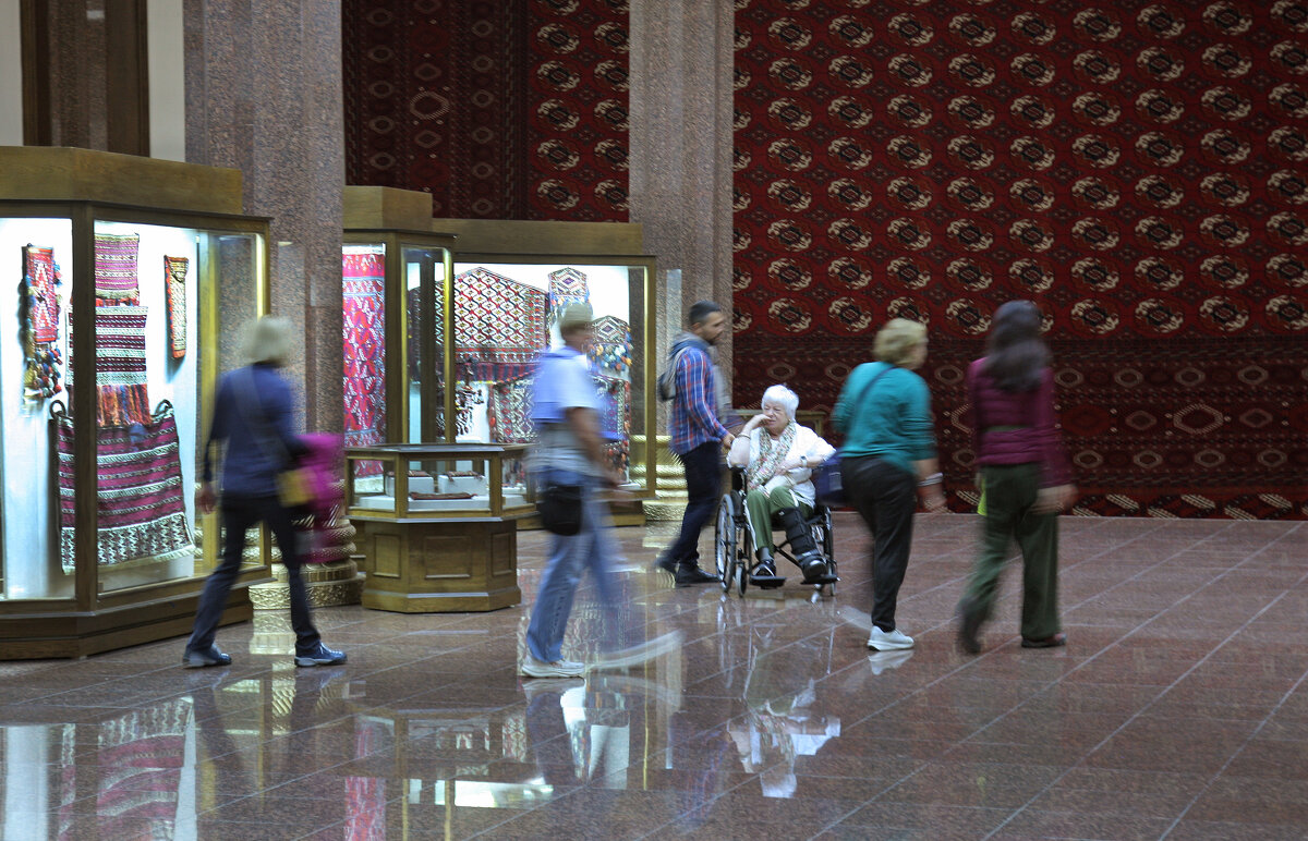 В музее - Ахмед Овезмухаммедов