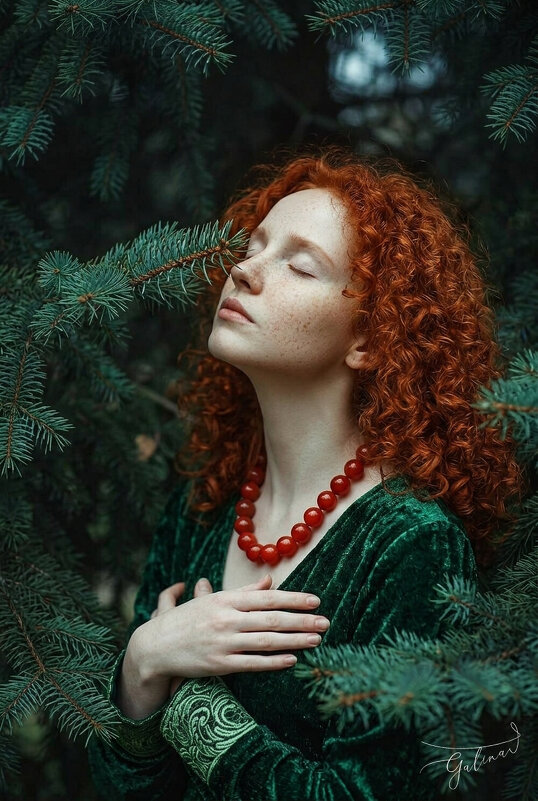 рыжая девушка на фоне хвои - Галина Бочарова