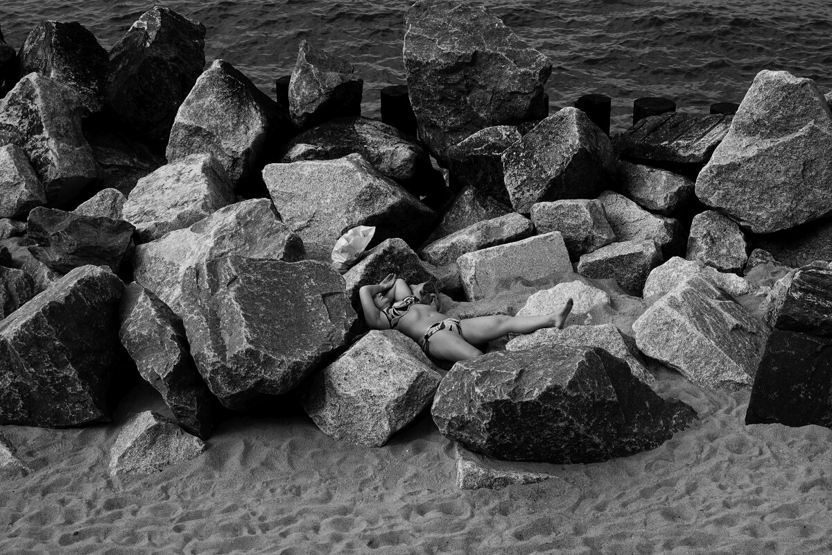 Солнечный ванны в октябре на Балтике - Виктор Савельев