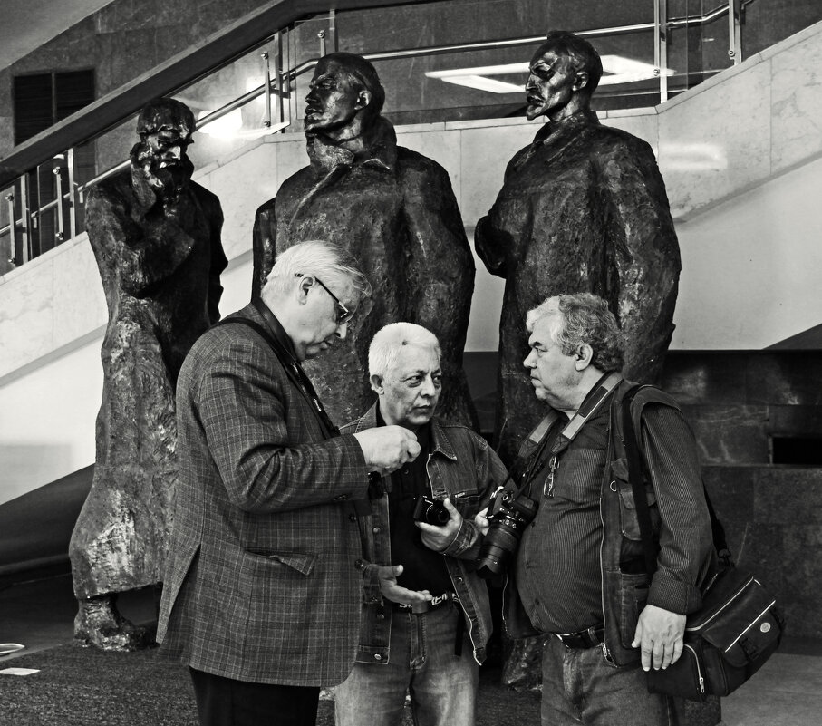 Больше трёх не собираться - СЮ 