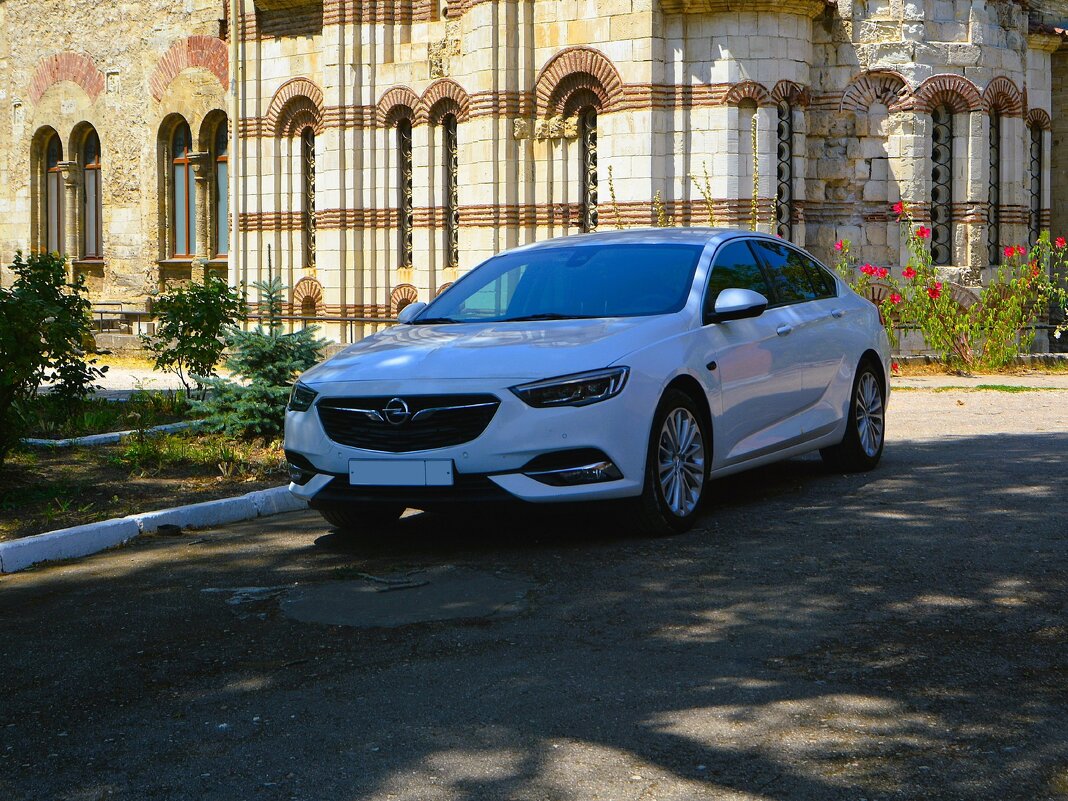 Керчь. Легковой автомобиль «Opel  Insignia Grand Sport 1.6» у собора Иоанна Предтечи. - Пётр Чернега