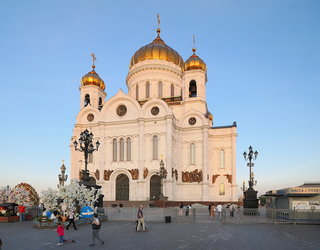 У Храма Христа Спасителя - Евгений Седов